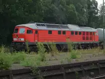 Baureihe 233 373-0 steht am 07.08.2010 mit einem Kesselwagenzug hinter dem Bahnhof Sande.