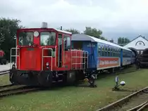 SCH�MA 399 108-0 wartet am 03.08.2010 auf einem Nebengleis des Wangerooger Bahnhofs.