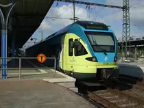 Am 27.07.2010 wartet Flirt ET 009 (Baureihe 427) als RB61 im Herforder Hauptbahnhof auf die Weiterfahrt nach Bad Bentheim.Auch wenn das Schild anderes vermuten l�sst, so war der Fotostandpunkt zum Aufnahmezeitpunkt offen zug�nglich, da es weiter hinten einen Ersatzaufgang zum Bahnsteig gab (wegen Bauarbeiten war der eigentliche Zugang gesperrt)! 
