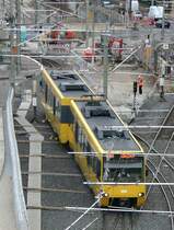 . Entgleist? -

Nein. Die beiden Wagenteile verschieben sich aufgrund der bogenreichen Gleisführung zueinander. Stadtbahn der Linie U13 im Baustellenbreich an der Haltestelle Löwentor. 

12.09.2005 (M)