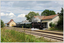Am dritten Tag unserer Fototour war der Wettergott wieder gn�dig. An diesem Tag wurde mit 92.2271 und drei zweiachsigen Personenwagen die Strecke zwischen Zwettl und Martinsberg-Gutenbrunn befahren. Ab Grafenschlag wurde dann mit dem dort abgestellten Ks als GmP weiter gefahren. Die Aufnahme entstand bei der Ausfahrt aus Grafenschlag am 8.8.2010. Nach erfolgreicher Probefahrt im Juni 2010 war dies die erste offizielle Ausfahrt der Lok nach ihrer Aufarbeitung. Die Lok wurde 1919 unter der Fabriksnummer 7327 bei Krauss in Linz gebaut. Ihre vorgesehene Bezeichnung f�r die BB� w�re 178.217 gewesen, soweit kam es aber nicht. Sie fuhr als erstes bei den WLB und trug dort die Nummer WLB 72. Danach war sie als 400.1 zun�chst bei der �AM (�sterreichische Alpine Montan Gesellschaft) im Einsatz. Ihre letzten offiziellen Eins�tze hatte die Lok dann ebenfalls als 400.1 bei der Werksbahn Gu�stahlwerke Judenburg. Bevor sie vom Martinsberger Lokalbahnverein �bernommen wurde, war sie noch f�r die Firma Brenner&Brenner als Nostalgielok im Einsatz.