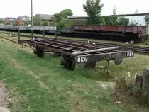 Der kurze, ungebremste Flachwagen 064 wurde zwischen 1889 und 1903 bei Rastatt gebaut. Da er keine Hauptuntersuchung mehr erhielt und sowieso �berfl�ssig geworden war, wurde er 1973 abgestellt.
Dieses Abstellgleis ist von der Stra�e frei zug�nglich!
Aufgenommen am 01.08.2010 auf Wangerooge.
