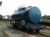 Nach nur f�nfj�hrigem Einsatz als Flachwagen wurde 060´´ 1994 wieder mit einem Kessel versehen und steht heute als Wagen 020 in hellblauer Lackierung f�r Heiz�l- und Kraftstofftransporte bereit.
Dieses Abstellgleis ist von der Stra�e frei zug�nglich!
Aufgenommen am 01.08.2010 auf Wangerooge.