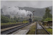 464 008 bei der Einfahrt in Kajo bei Starkregen am 7.8.2010
