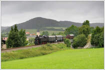�GEG 77.28 mit dem Foto GmP Z 19822 von Ried im Innkreis nach Attnang-Puchheim am 6.8.2010 anl�sslich Sommerdampf und Planstrom 2010 mit der Kirche von Bruckm�hl im Hintergrund.