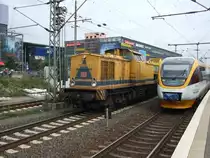 Baureihe 203 315-2 der DB Netzinstandsetzung zieht eine Stopfmaschine durch den Bielefelder Hauptbahnhof und begegnet dabei dem Triebwagen 2.02 der Baureihe 643, der sich kurz danach auf den R�ckweg nach Lemgo macht. Aufgenommen am 17.08.2010.
