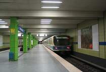 U6-Nord, Dietlindenstraße (1971) - 

Eine typische unterirdische Station der ersten U-Bahnstrecke in München. Diese Stationen wurden recht nüchtern gestaltet und wirken heute etwas düster, besonders im Vergleich zu den neusten Stationen. Im Bild die Station  Dietlindenstraße . Architekt: Paolo Nestler. 

04.01.2005 (J)