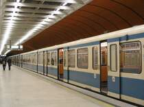 U3/6, Marienplatz (1971) - 

Sehr tief unter dem Rathaus liegt Münchens wichtigste U-Bahnstation  Marienplatz  in zwei weit auseinanderliegenden, bergmännisch erstellten Tunnelröhren. Hier kann zur S-Bahn umgestiegen werden. Die Gestaltung weicht von den anderen ältesten Stationen ab. Architekt: Alexander von Branca. Derzeit wird die Station erweitert: Parallel zu den vorhandenen Röhren wurde zwei weitere Tunnels gegraben über die dann die aussteigenden Fahrgäste die Ausgänge erreichen sollen. 

06.01.2005 (J)
