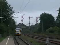 Ein selten gewordener Anblick: dieses Formsignale kann man in Bielelfeld nur noch auf der Strecke Bielefeld Hbf - Lemgo L�ttfeld sehen. Hier entschwindet gerade ein Zug der Baureihe 643 aus dem Bahnhof Bielefeld Ost. Aufgenommen am 17.08.2010.