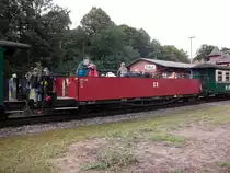 Neue Attraktion beim Rasenden Roland ist der aus J�hstadt stammende  Cabriowagen  KS4 970-465.Der Wagen ist gegenw�rtig zur Probe auf R�gen, um zusehen wie der Wagen von den Reisenden angenommen wird,wie man sieht sind die 26 Pl�tze auch trotz schlechten Wetter gut besetzt.Aufnahme am 18.August 2010 in Putbus.