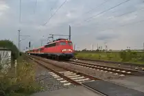 110 470-2, f�hrt bei Gewitterstimmung am 18.08.2010 paasiert einen Bahn�bergang hinter Lehrte nach Brauschweig