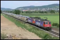 421 388 und eine abgeb�gelte Schwestermaschine sind am Nachmittag des 25.5.2007 bei Gro�sachsen-Heddesheim mit einem Autozug auf dem Weg Richtung S�den.