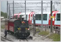 Dampfzug der DFB mit Lok 7  Breithorn  ist bereit zur Abfahrt in Oberwald. Nebenan braust ein Glacier Express Richtung Brig. (15.08.2010)
