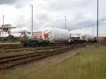 Der Rangierer von Mukran nahm nicht wie sonst auf einem Trittbrett Platz, ihr sa� der gute Kollege auf einem achtachsigen(!) russischen Schwerlastwagen beim Rangieren am 17.August 2010 in Mukran.