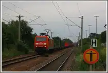 Der heute schlecht ausgelastete  Red Train  mit 152 053 kahm am 18.08.2010 standartgem�� duch Pfostenwalde...�hh K�fering. 