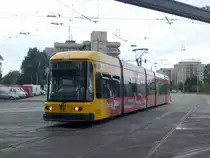 Dresden: Stra�enbahnlinie 1 nach Prohlis Gleisschleife an der Haltestelle Postplatz.(18.8.2010)
