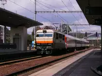 BR 151 023-5 mit EC nach Zilina f�hrt gerade am 04.08.2010 durch den Bahnhof von Zabreh na Moravie(CD)