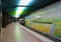 U6-West, Klinikum Großhadern (1993) - 

Die Endstation  Klinikum Großhadern  der Münchner U-Bahnlinie U6 präsentiert sich sehr farbenfroh mit bunter Lamellendecke und künstlerischer Wandgestaltung. An der Oberfläche markieren zwei große Stahl-Glas-Pyramiden die Zugänge. Architekt: Paolo Nestler. 

München, 06.01.2005 (J)