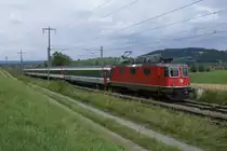 Re 4/4 II 11224 f�hrt am 6.8.10 mit dem IC 185 von Eglisau Richtung Glattfelden.
