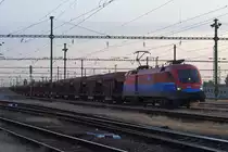 1116 041 im neuen Rail Cargo Hungaria Design wartet im abendlichen Szolnok auf die Ausfahrt Richtung B�k�scsaba.