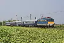 V43 1124 ist die Zuglok des EC Transsylvania und erreicht gleich den Bahnhof B�k�scsaba.