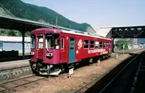 Wagen 306 in Guj� Hachiman; er tr�gt die Aufschrift  Wir unterst�tzen die Nagaragawa Eisenbahn! Hachiman Kreditkasse . 21.April 2008. 
Ins Tal gibt es jetzt eine neue Schnellstrasse; mit Express-Bussen kommt man hierher ohne m�hsames Umsteigen direkt von den grossen Zentren aus. 
