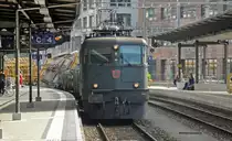 Die Ae 6/6 11515  Kreuzlingen  ist am 19.08.10 in Olten f�r SBB Infrastruktur unterwegs. Der Zug besteht aus Schwellen-, Gleisst�ck und Weichentragwagen.
