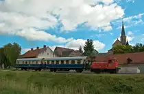 2060.14 verl��t die Haltestelle in Hauskirchen, am 14.08.2010.

