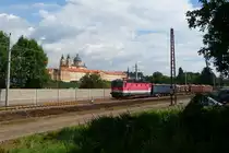 Die alten Stahlmasten sind Geschichte und werden demn�chst vollst�ndig entfernt, eine Schallschutzmauer versperrt die freie Sicht auf den Hintergrund. Trotzdem ist mir noch diese Aufnahme mit einer 1144 mit einem G�terzug vor dem Stift Melk gelungen.