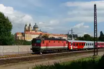 Die alten Stahlmasten sind Geschichte und werden demn�chst vollst�ndig entfernt, eine Schallschutzmauer versperrt die freie Sicht auf den Hintergrund. Trotzdem ist mir noch diese Aufnahme mit einer 1144 vor dem Stift Melk gelungen.