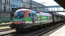 Der �BB Taurus 1116 007-4  SOS Kinderdorf  in Regensburg Hauptbahnhof am 24.08.2009.