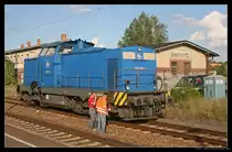 PRESS 293 016-3 dient hier als Tisch. Sp�ter setzte sie sich vor einen Zug mit Schotter (NVR-Nummer 98 80 3293 016-2 D-PRESS, ex RWE 13, ex DWU 13, ex CD 745 527, gesehen Biederitz 19.08.2010)