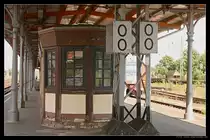 Nein, das ist nicht das WC, sondern ein Warteh�uschen aus alten Tagen auf einem der Bahnsteige des Bahnhofs Stendal.