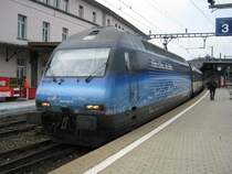 Re 460 002 mit IR 2017 im Bahnhof Olten, 20.08.2010.