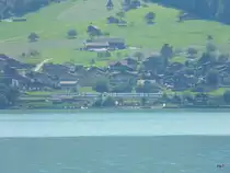 bls - Regionalzug unterwegs am Thunersee mit dem Triebwagen RBDe 4/4 565 735-8 bei Leisigen am 07.08.2010