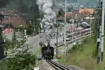 Bis 15m hoch werden die kurzen und kr�tigen Auspuffschl�ge gesto�en wenn die HG 3/3 1067 in die Rampe von Giswil f�hrt; 22.08.2010