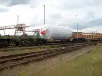 Die seltsamsten und geheimnisvollen Ladungen wurden und werden in Mukran auf die F�hre verladen.So auch die geheimnisvolle Ladung die auf einem achtachsigen Schwerlasttransportwagen am 17.August 2010 auf die F�hre geschoben wurde.