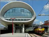 Wie ein soeben gelandetes UFO sieht der neue, noch nicht ganz fertiggestellte Bahnhof Belval-Universit� aus dieser Perspektive aus. Ach ja, unten rechts ist noch einer der letzten Dinosaurier, die 1817, zu sehen, die im Begriff ist einen G�terzug am 06.08.10 durch den Bahnhof zu ziehen. (Jeanny) 