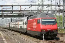 460 061 am 06.08.10 in Muttenz mit Doppelstock Pendelzug IC Basel - Z�rich - Chur.