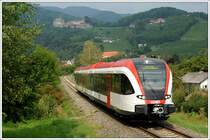 Nachdem es am 23.8.2010 die ersten Probefahrten auf dem GKB eigenen Streckennetz nach K�flach mit 5063 003 gab (siehe Fotos Thomas Moder), befuhr er am 24.8.2010 erstmals den Wieser Ast. Hier zu sehen als LP 8585 auf der Leibenfelder H�he mit Blick auf die Burg Deutschlandsberg.