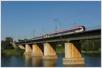 GKB GTW 9581 5063 002 und 003 als SLP 19927 von G�nserndorf nach Graz K�flacher Bahnhof �berqueren in der Wiener Lobau am 21.8.2010 die Donau. Bis G�nserndorf wurden sie mit LTE 2016 904 gebracht und ab G�nserndorf von zwei GKB Trieffahrzeugf�hrer selbstfahrend nach Graz �berstellt.