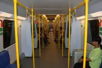 Innenansicht des SRTET 2043 am 23.August 2010 während der Fahrt auf der City Line von Phaya Thai nach Suvarnabhumi.