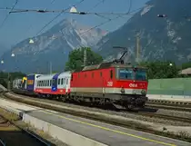 Eine RoLa in Richtung Norden durch Brixlegg. Gezogen wurde sie von 1044 118. Aufgenommen am 16.07.2010.