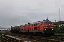 217 015 + 217 xxx mit einem Kesselwagenzug in M�hldorf am 02.08.2010