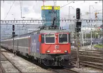 421 375-7 dr�ckt ihren EC aus M�nchen in eine Abstellgruppe zur�ck. (30.07.2010)