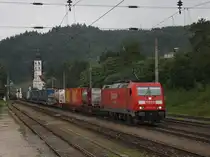 Die 185 311 am 13.08.2010 mit einem Containerzug bei der Durchfahrt in Wernstein. 
