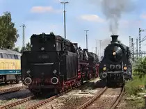Die Bayerische S 3/6 und die 01 1066 am 21.08.2010 beim Bahnjubil�um 175 Jahre Deutsche Eisenbahn in N�rnberg Gostenhof. 