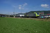 Re 485 004-6 zieht am 7.8.10 einen wenig ausgelasteten Containerzug von Itingen Richtung Sisssach.