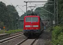 RB11184  Fu�ball-Sonderzug  aus Aachen nach Essen Stadtwald mit Schublok 111 155 bei der Durchfahrt in Lindern, 15.8.10