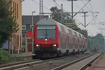 RE10419 aus Aachen nach Dortmund mit Schublok 111 010 in Lindern, 15.8.10